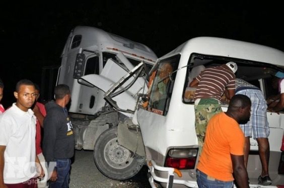 AHORA. Patanas colisionan de frente en Fondo Negro; se cree hay varios muertos