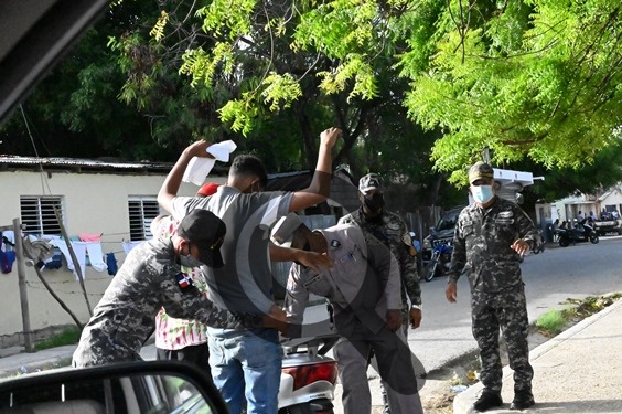 Director Regional Sur PN dirige operativo en barrios violentos de Barahona