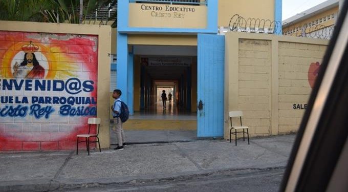 Padres de estudiante en desacuerdo retornen a las aulas