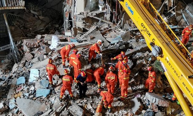 Ocho muertos al desplomarse hotel en China