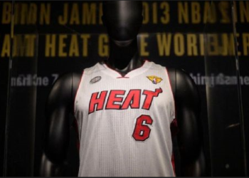 Una camiseta de LeBron James de las Finales 2013 se vende por $3.7 millones