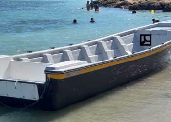 Abandonan lancha en la playa Las Saladillas