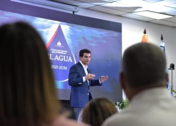 Arnaud trata políticas públicas de agua potable y saneamiento