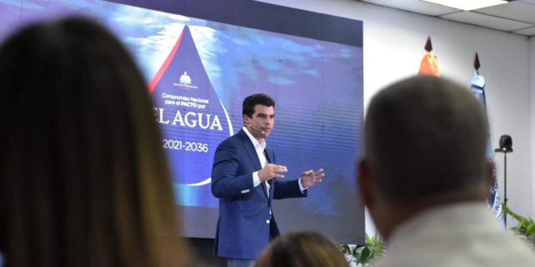 Arnaud trata políticas públicas de agua potable y saneamiento