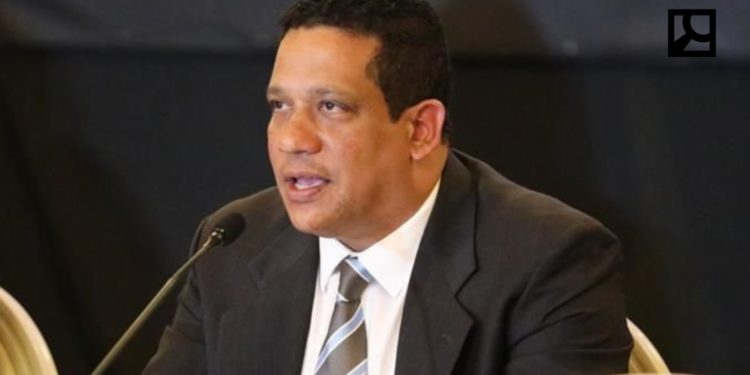 Carlos Pimentel «defiende» Ley de Fideicomisos