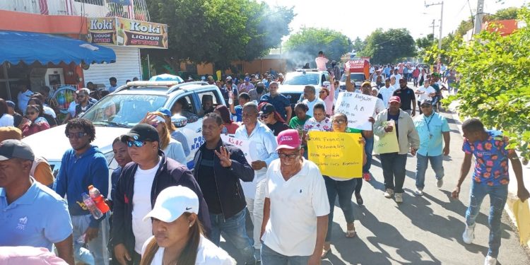 Marchan en Pedernales a favor de Fideicomiso