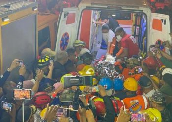 Rescatan 1 de 2 mujeres atrapadas en edificio colapsado