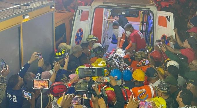 Rescatan 1 de 2 mujeres atrapadas en edificio colapsado