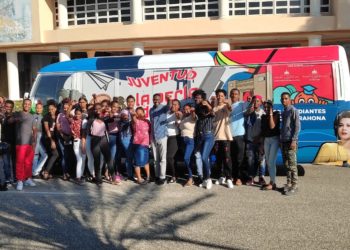 Ministro de la Juventud entrega Minibús a presidente de la FED-Barahona