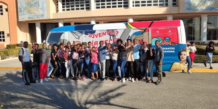 Ministro de la Juventud entrega Minibús a presidente de la FED-Barahona