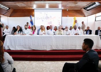 Médicos deciden seguir lucha