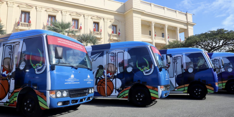Entregan autobuses a asociaciones de estudiantes
