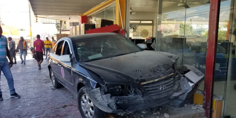 Taxista sufre ACV y choca vehículo contra tienda de electrodomésticos