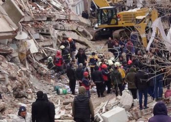 Casi 2,000 muertos causa terremoto en Turquía