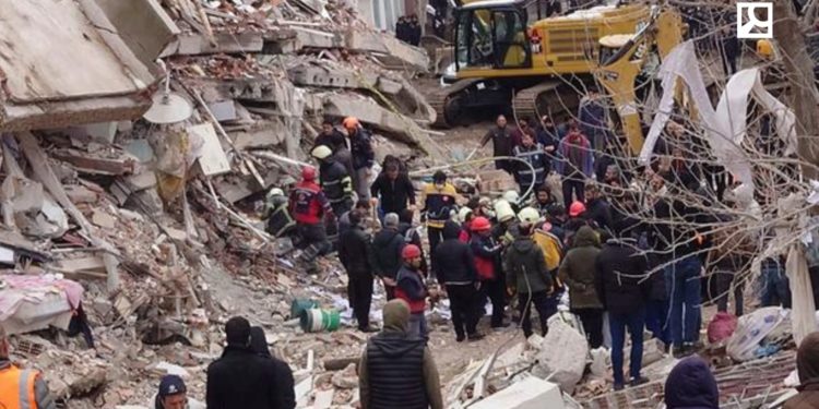 Casi 2,000 muertos causa terremoto en Turquía