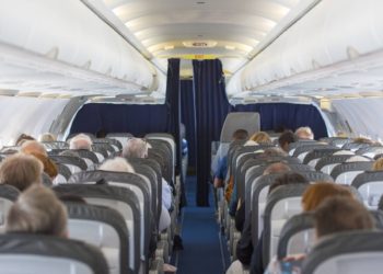 Mujer muere en avión