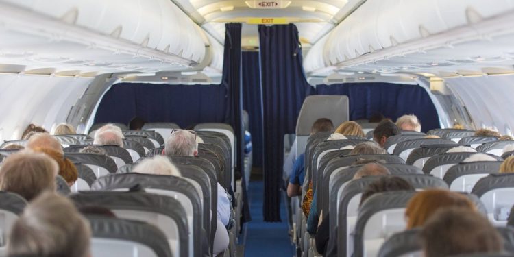 Mujer muere en avión