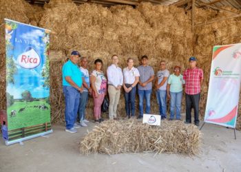 Donan pacas de forraje de caña a Asociaciones de Ganaderos del Suroeste