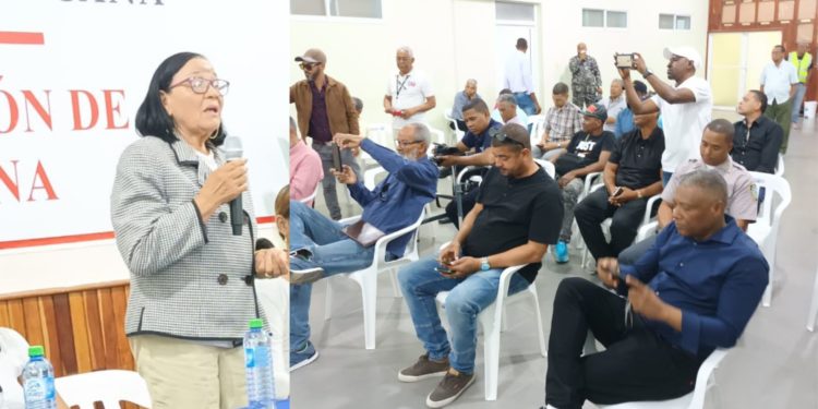 Gobernadora sostiene encuentro con periodistas