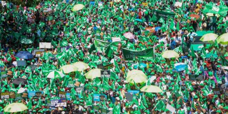 Mujeres marcham contra alto costo de la vida