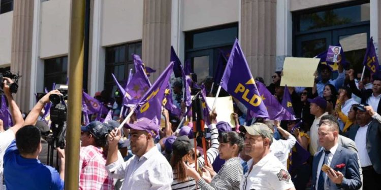 Peledeístas se enfrentan a la policía