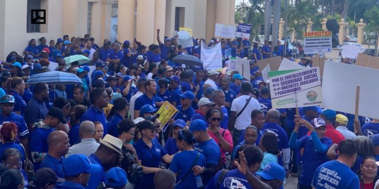 Jubilados protestan en el Palacio Nacional