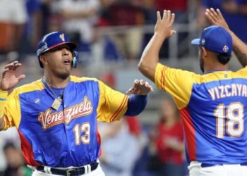 Abinader lanza primera bola en juego que ganó Venezuela a RD