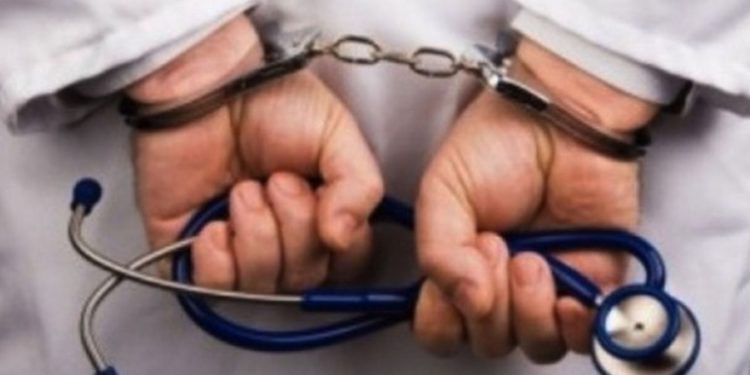 Médico «duerme paciente» para abusar sexualmente de ella