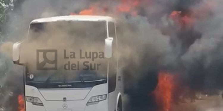 Se incendia autobús de Emtraba