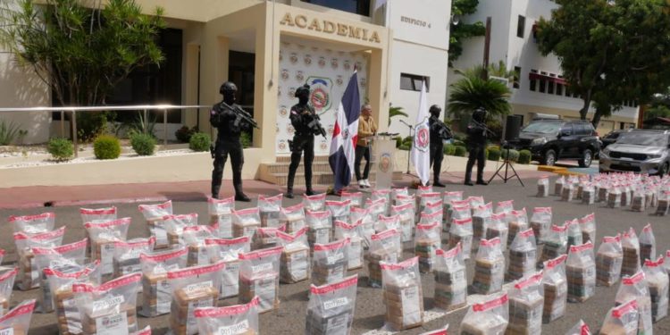 Decomisan más de 2 toneladas de cocaína