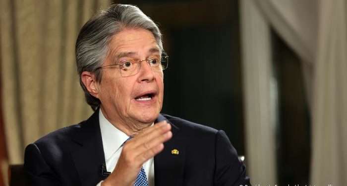 Presidente de Ecuador autoriza la tenencia y porte de armas de uso civil