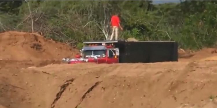 Depredadores del río Yaque golpean a periodista que los grabó mientras extraían materiales