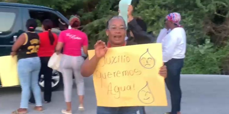 Mujeres protestan en Bocha de Cachón por agua