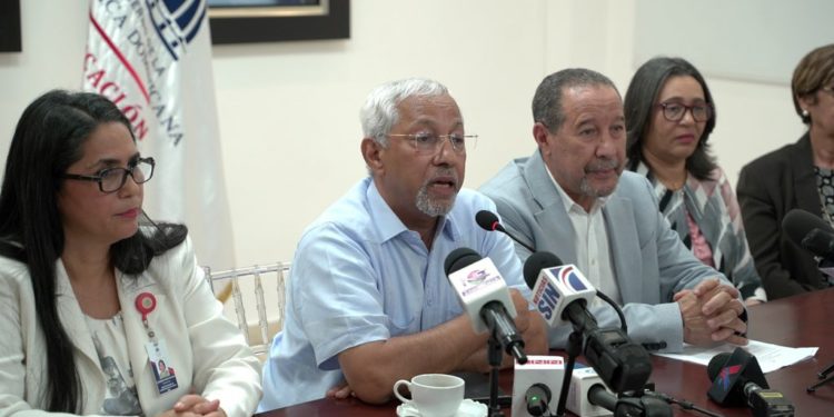 Ministro «descubre» que educación no avanza