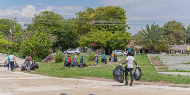 Fundación limpia playas en Barahona