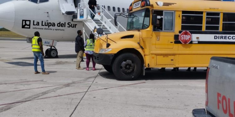 EEUU devuelve al país 54 dominicanos