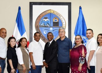 Director general UASD Barahona recibe comisión china