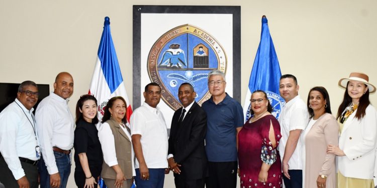 Director general UASD Barahona recibe comisión china