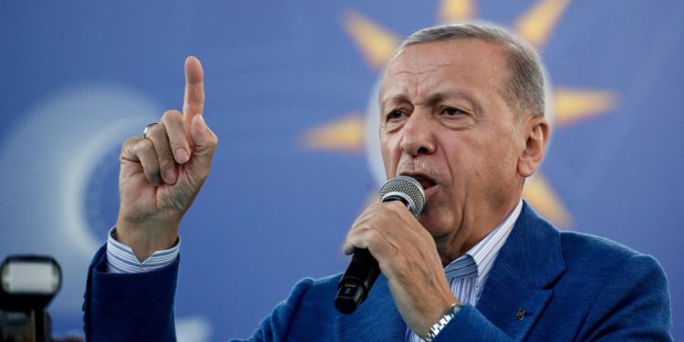 Erdogan logra reelección por estrecho margen