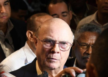 Hipólito amenza lanzar «bombas» a inconformes con resolución de la JCE