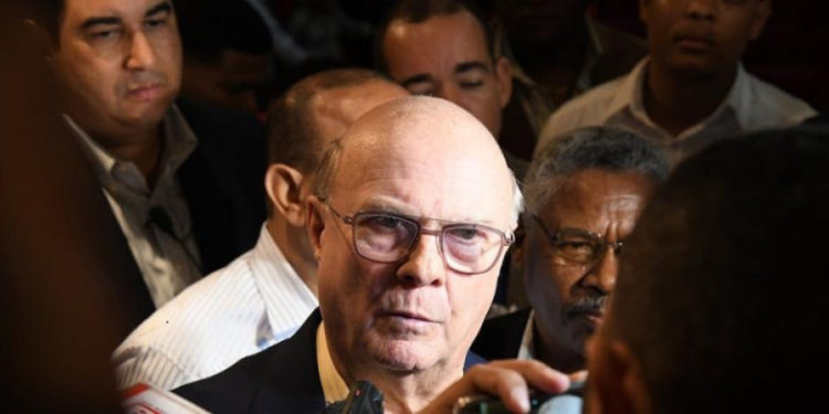 Hipólito amenza lanzar «bombas» a inconformes con resolución de la JCE