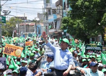 «Torrente humano» acompaña a Leonel el Día del Trabajo