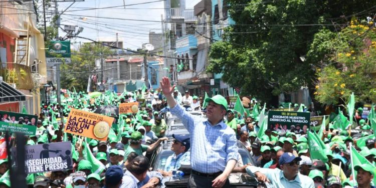 «Torrente humano» acompaña a Leonel el Día del Trabajo
