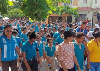 Marchan para que reparen escuelas en El Peñón