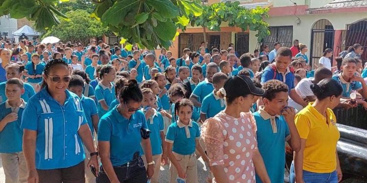 Marchan para que reparen escuelas en El Peñón