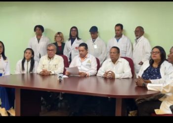 Médicos del sur amenazan protesta por trato a galenos