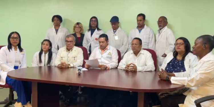 Médicos del sur amenazan protesta por trato a galenos