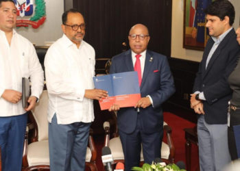 Antoliano entrega a Pacheco proyetco que crea Ministerio de Justicia