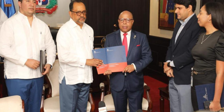 Antoliano entrega a Pacheco proyetco que crea Ministerio de Justicia