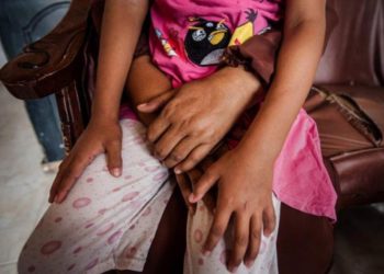 Hombre de 62 años arrestado por violar hija de 11